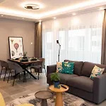 Apartmán Luxury Cozy 2 Bdr Downtown Apt.2 *